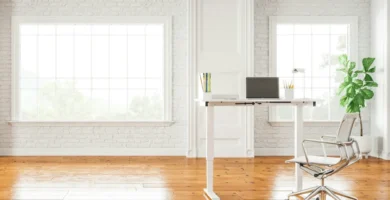 Oficina moderna con escritorio elevable blanco y silla ergonómica