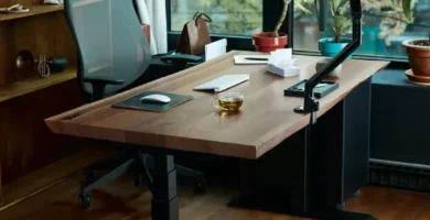 estructura de escritorio elevable con tablero de madera rustica