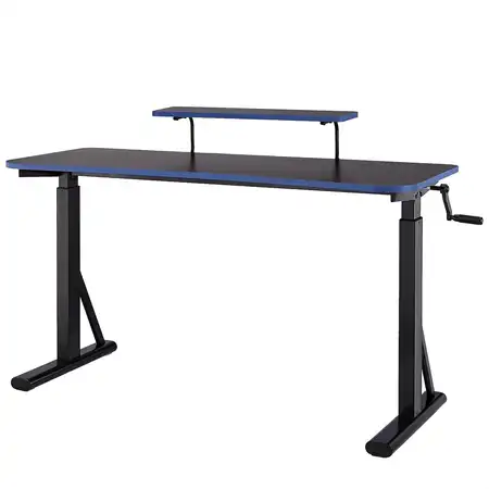 scritorio elevable manual Amazon Basics 140x63.5, en negro con detalles azules y soporte superior para monitor, con diseño gamer y funcional.