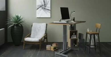 Escritorio elevable manual en madera y metal con diseño industrial, integrado en un salón elegante con decoración minimalista y luz tenue.