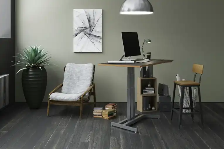Escritorio elevable manual en madera y metal con diseño industrial, integrado en un salón elegante con decoración minimalista y luz tenue.