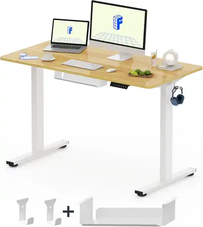Escritorio elevable eléctrico Flexispot EG1 120x60 con tablero color arce y estructura blanca, incluye ganchos laterales y bandeja para cables, ideal para setups funcionales y compactos.